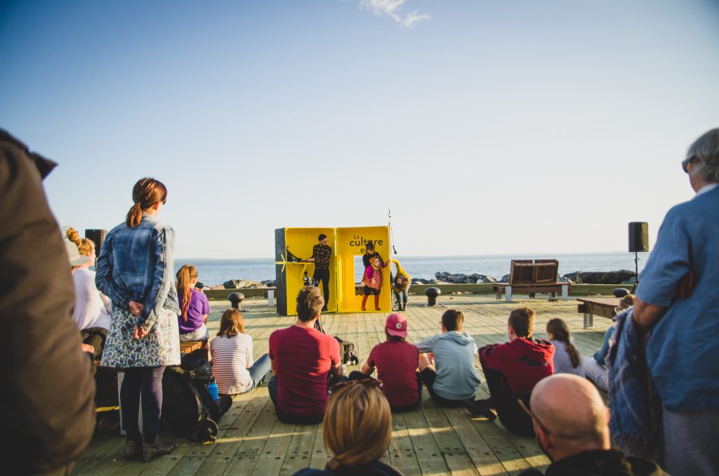 Spectacle extérieur et foule