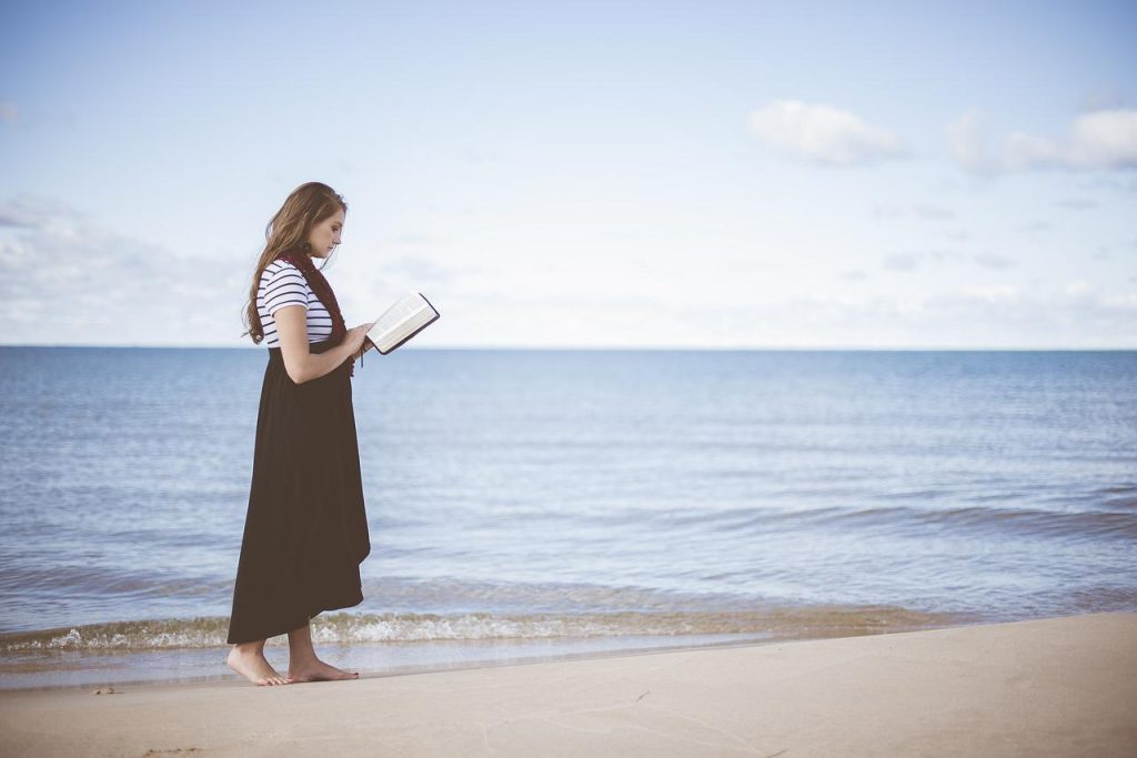Femme lisant bord de plage