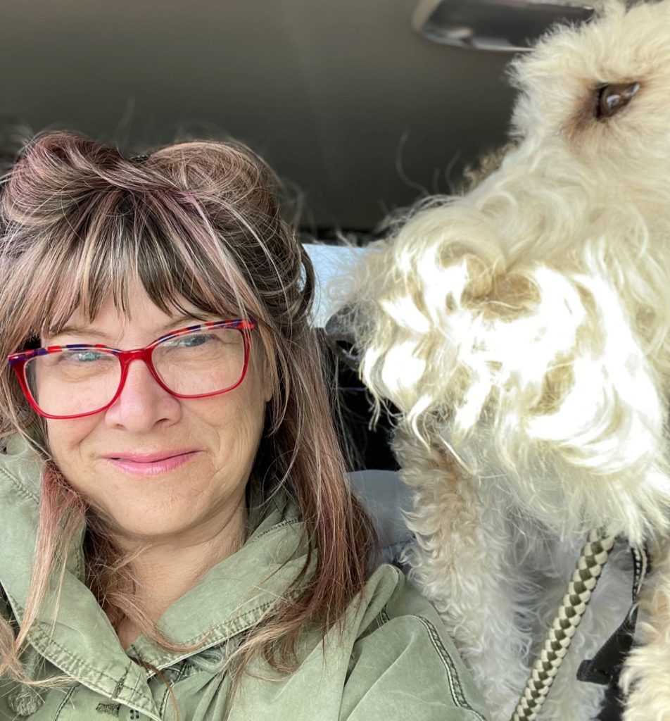 Femme avec son chien Milou