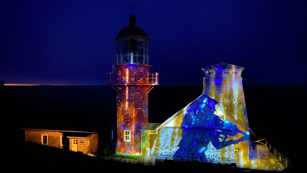 Phare de Pointe-à-la-Renommée illuminée d'animations colorées