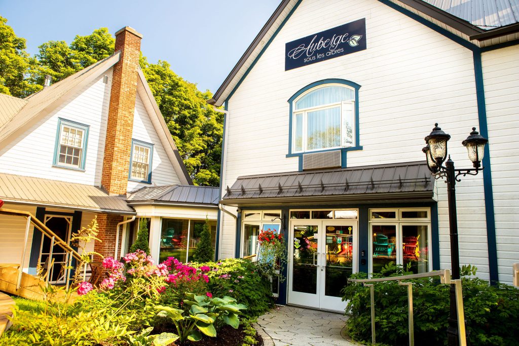 Situé à proximité du Parc Forillon et du célèbre Rocher Percé, notre auberge de 12 chambres et 2 studios vous offre un cadre paisible et chaleureux.  Après une journée de découverte, détendez-vous dans notre magnifique jardin de style anglais, sur l’une de nos terrasses colorées.