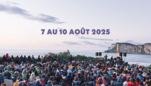 Spectacle en plein air au Cap-Bon-Ami. 