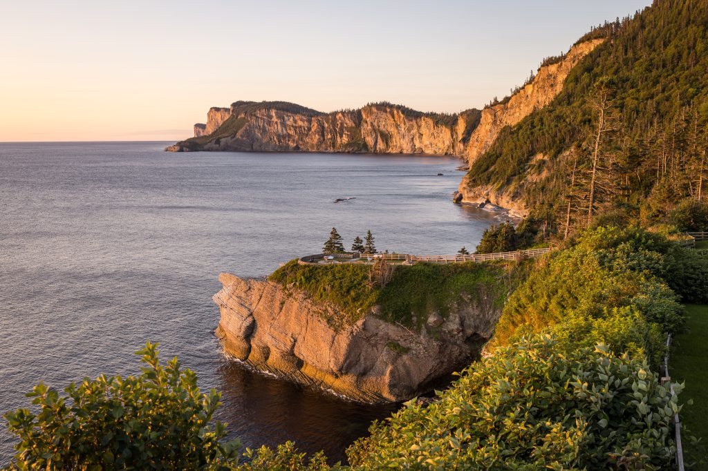 Rocher Le Quai et falaises du cap Bon-Ami au lever du soleil. 