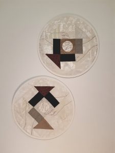 Elle a 90 ans. Elle a cousu plus d'une fois ce motif de courtepointe et ses mains, uniques nous racontent toute sa vie. Chaque cercle la représente au sein d'un de ses enfants, entourée des autres. Ses mains, piquées à la machine au travers des trois épaisseurs, rassurent et réconfortent. Ces 9 pièces rassemblées ici, le temps d'une photo, vibrent maintenant, chacune de leur côté, aux quatre coins du Québec. Elles gardent bien unies ces Hamel de qui je descends fièrement.  // Ma grand-mère s'appelle Rollande Messier. Avec mon grand-père, John Hamel ils ont eu 9 enfants. Johane, Micheline, Marjolaine, Sylvie, Claudine, Marco, François, Carole et Patrick. Je suis J.Zaolie,  à Marjolaine,  à Rollande //