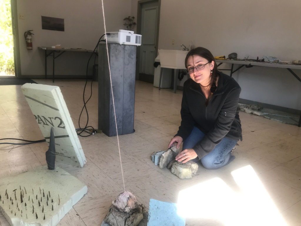 Valerie Cain Bourget dans son atelier à la Gare de Matapédia