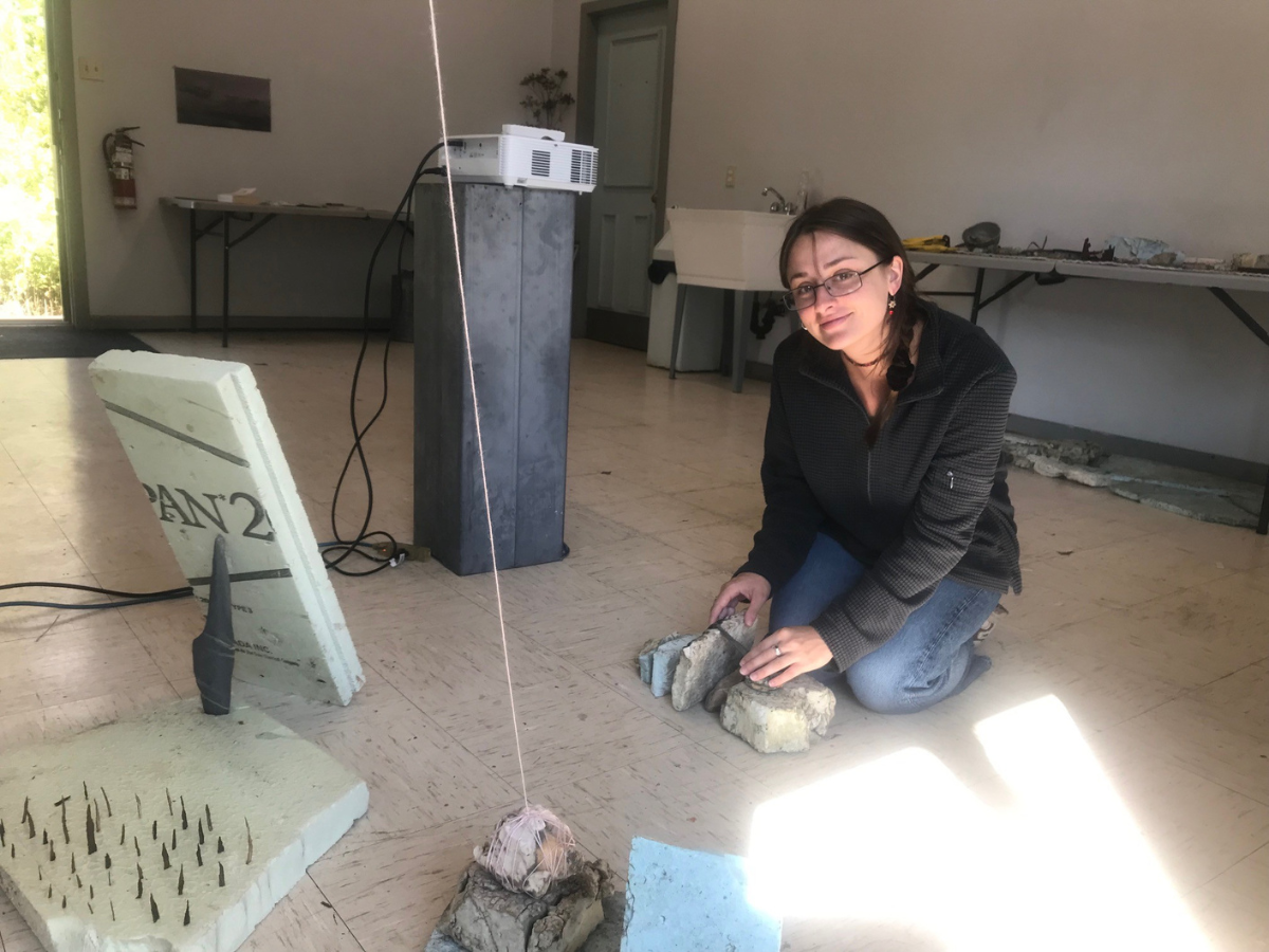 Valerie Cain Bourget dans son atelier à la Gare de Matapédia