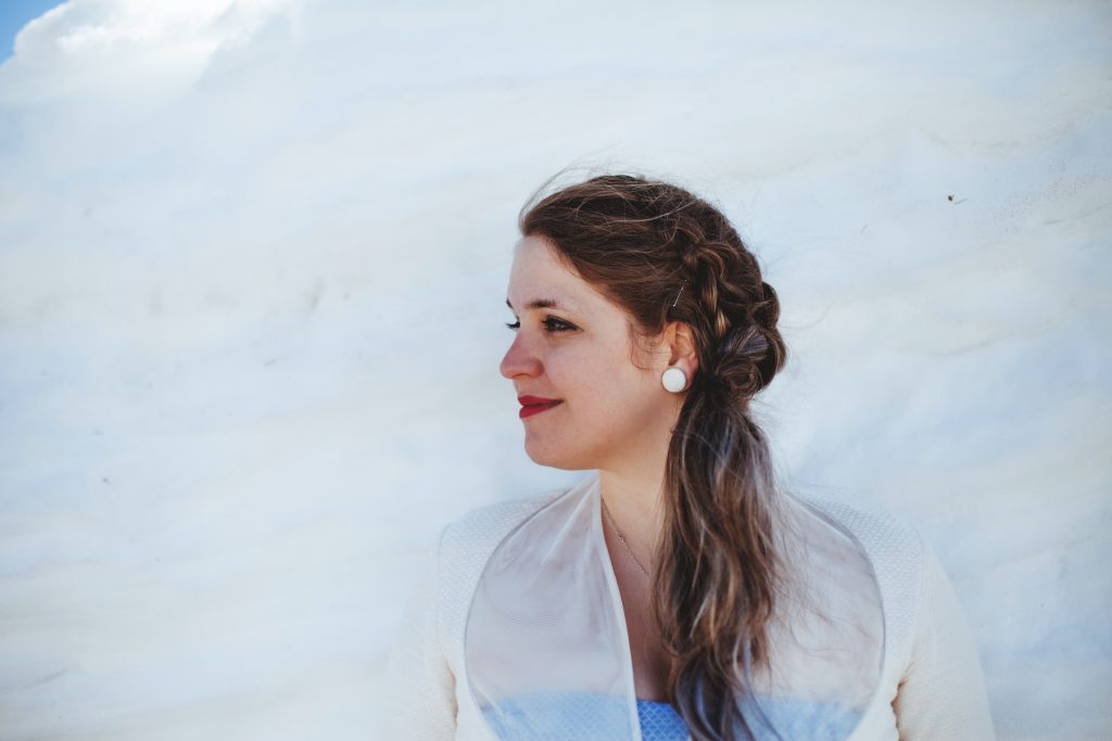 Artiste devant un mur de neige