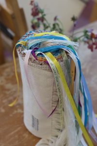 Bande de tissu tissé à la main avec des inserts de lettres