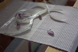 Tissage sur le métier avec des pétales de fleurs