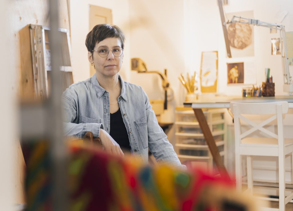 portrait femme dans un atelier