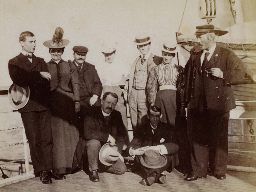 Un groupe de touristes britanniques en visite à Gaspé, sur le pont du SS Parisian, entre 1880 et 1900. Musée de la Gaspésie. Fonds Richard Gauthier. P162/6/9/3-24